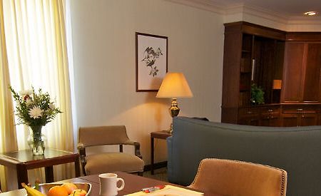 Biddle Hotel And Conference Center Bloomington Bagian luar foto